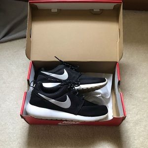 Black Nike Roshe W/ Box